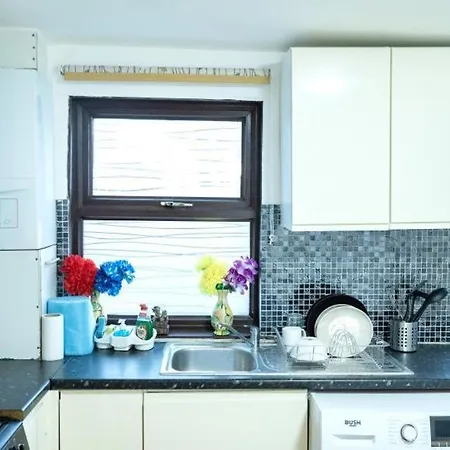 Spacious 2 Bedroom Flat Apartment *