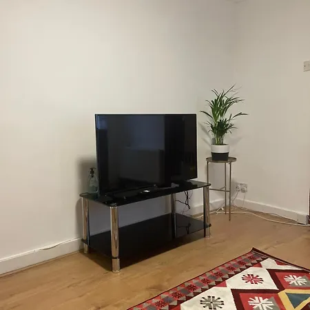 Spacious 2 Bedroom Flat Apartment