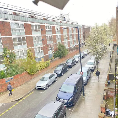Immaculate In Apartment London