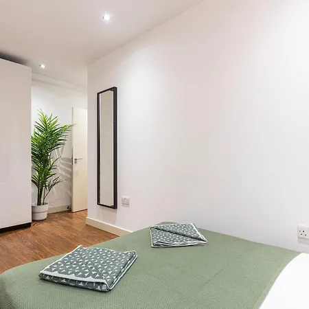 Fashionable Brick Lane Apartment