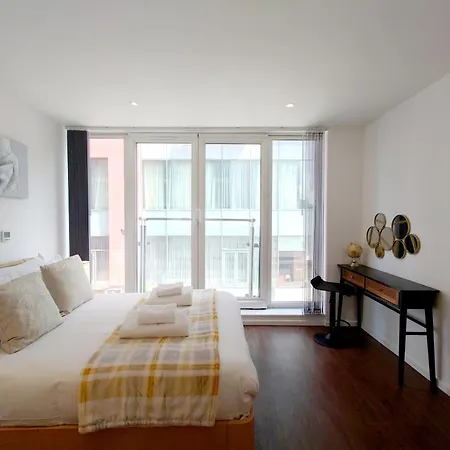 Fully Serviced Two Bed By Excel & O2