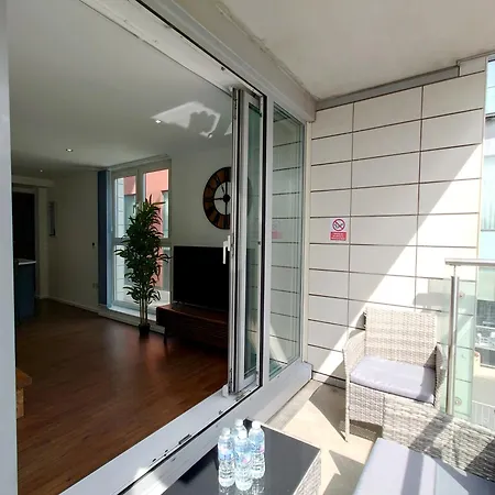 Fully Serviced Two Bed By Excel & O2