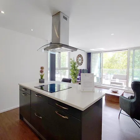 Fully Serviced Two Bed By Excel & O2 *