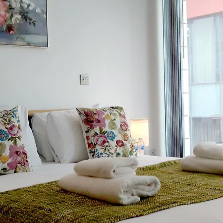 Fully Serviced Two Bed By Excel & O2 Apartment London
