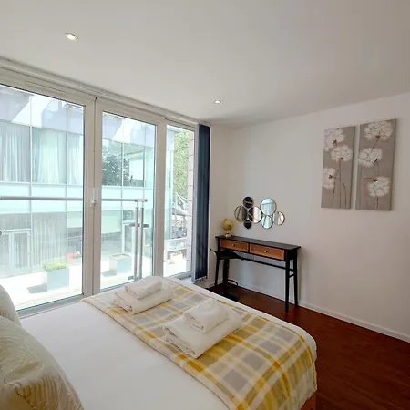 Fully Serviced Two Bed By Excel & O2 Apartment London