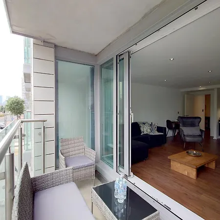 Fully Serviced Two Bed By Excel & O2
