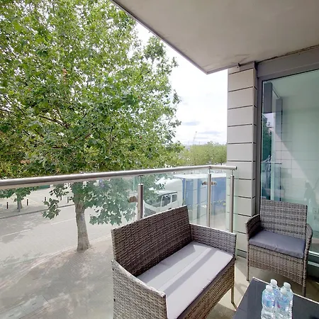 Fully Serviced Two Bed By Excel & O2 Apartment London