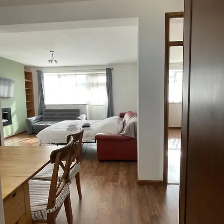 2 Bedrooms 2 Stations *