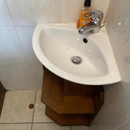 2 Bedrooms 2 Stations