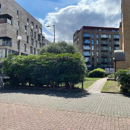 Surrey Docks Se16 Near Canada Water N Easy Access Canary Wharf Apartment *