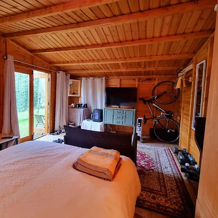 Cosy With Free Parking Near London