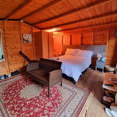 Holiday home Cosy With Free Parking Near London *