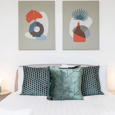Stylish 1 Bed Flats In Soho, Next To Piccadilly Circus And Trafalgar Square