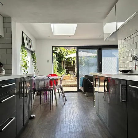 2 Bedrooms With Private Garden Walking Distance To Underground Ideal For Families Londen
