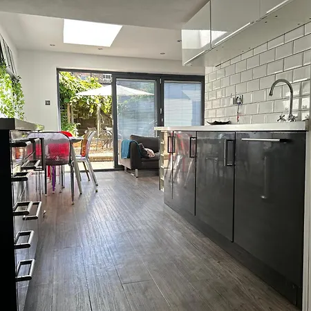 2 Bedrooms With Private Garden Walking Distance To Underground Ideal For Families Apartment *