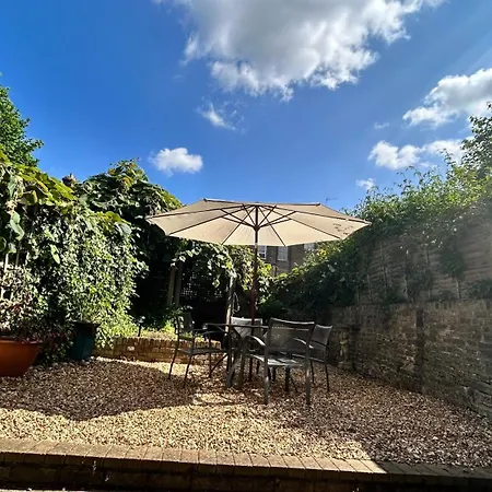 2 Bedrooms With Private Garden Walking Distance To Underground Ideal For Families Apartment London