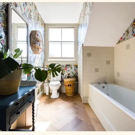 Heaver House - Stunning, Large, 5br House Nr Tube And Tooting Common Villa *
