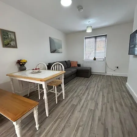 Bali Bliss Garden Flat With Parking Enfield