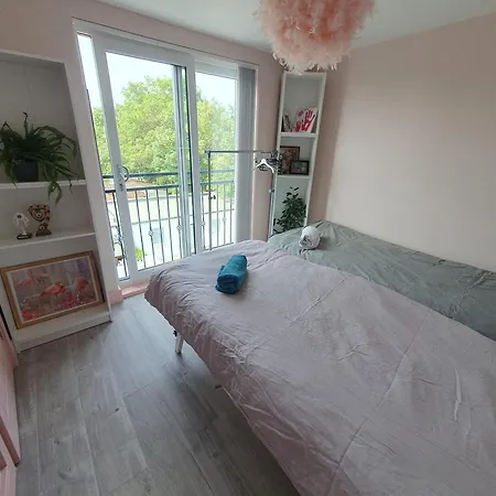 Beautiful Guest Rooms, Free Parking, 30min Heathrow, 40min Wembley, 60min London