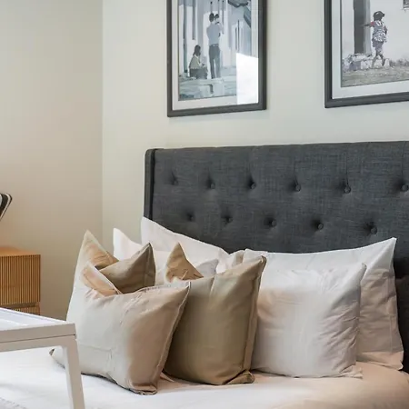 Apartment Livestay-stunning With Private Balcony & River Views London
