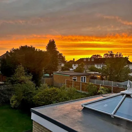 Cosy With Free Parking Near London Holiday home *