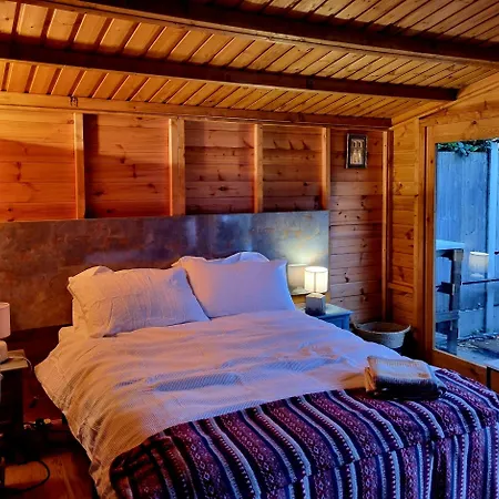 Cosy With Free Parking Near London Holiday home