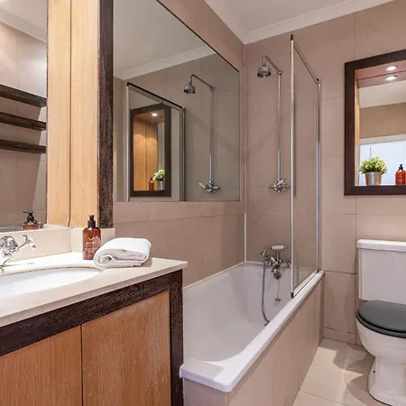 At Kensington And Knightsbridge Apartment *