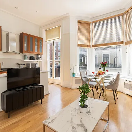 At Kensington And Knightsbridge Apartment