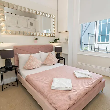 At Kensington And Knightsbridge Apartment *