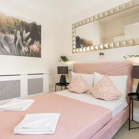 At Kensington And Knightsbridge Apartment