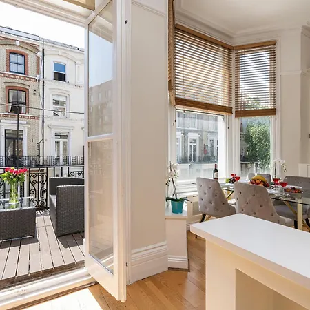 At Kensington And Knightsbridge Apartment London