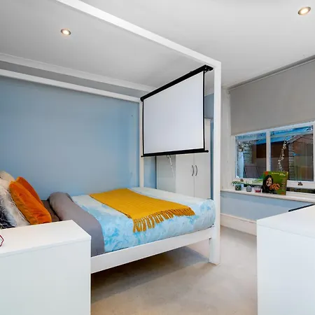 Double W/projector & Garden Hot Tub London