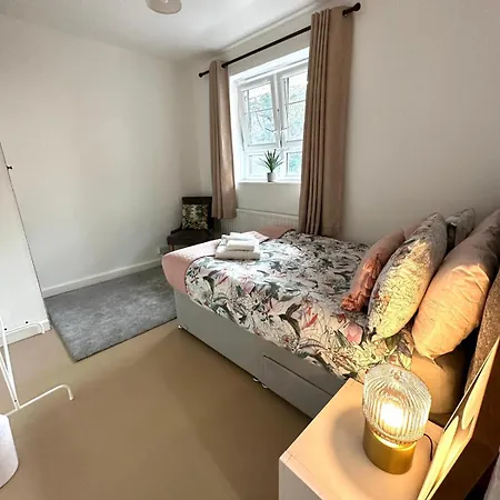 Charming 2-bed Flat With Balcony Close To White Westfield * London