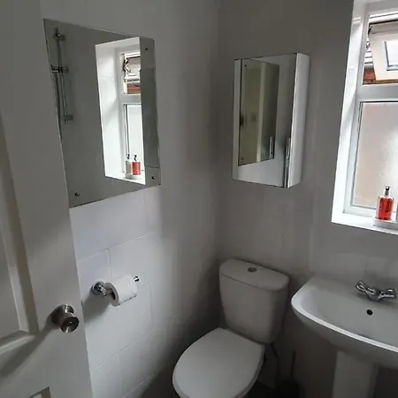 Lovely 3 Bedrooms Flat Near Station With Free Parking