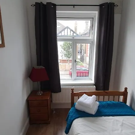 Apartment Lovely 3 Bedrooms Flat Near Station With Free Parking