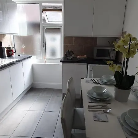 Apartment Lovely 3 Bedrooms Flat Near Station With Free Parking Romford