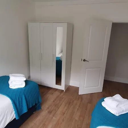 Lovely 3 Bedrooms Flat Near Station With Free Parking Apartment *