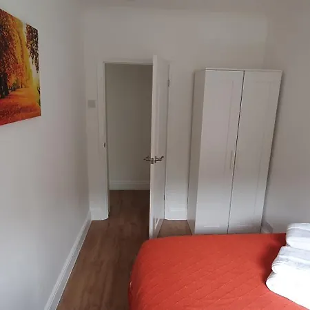 Lovely 3 Bedrooms Flat Near Station With Free Parking *
