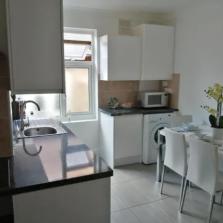 Lovely 3 Bedrooms Flat Near Station With Free Parking Apartment *