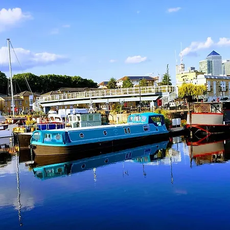 Homestay Two Stunning Bedrooms & Private Balcony & River View London