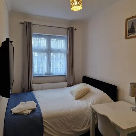 Captivating 2-bed In Ilford