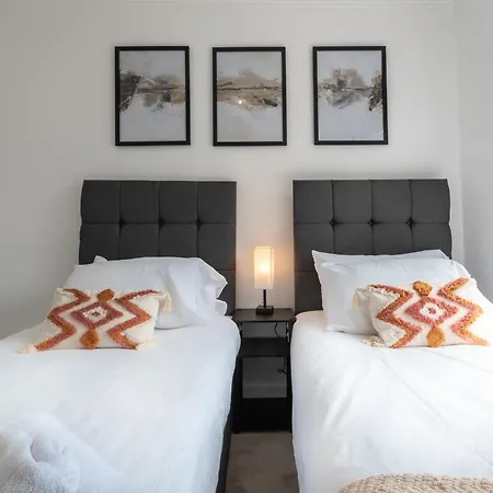 Hammersmith - 2 Bedroom Flat *
