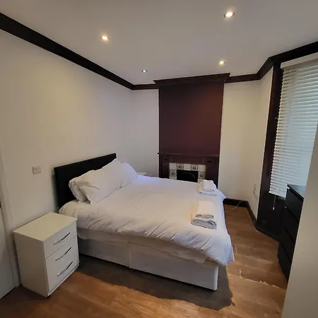 Large 4 Bedroom House In * London