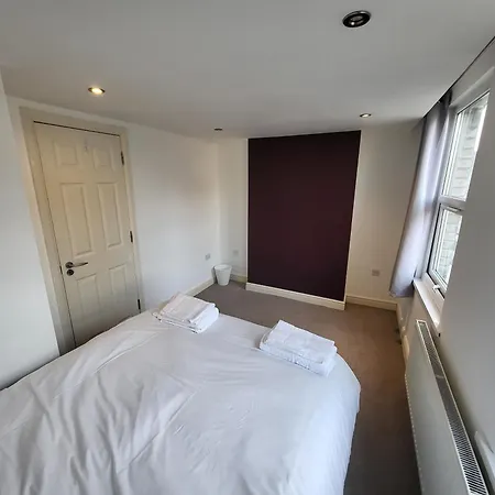 Apartment Large 4 Bedroom House In