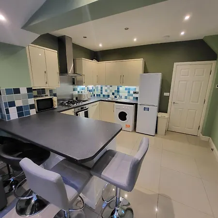 Large 4 Bedroom House In Apartment