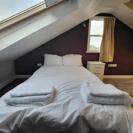Large 4 Bedroom House In Apartment London