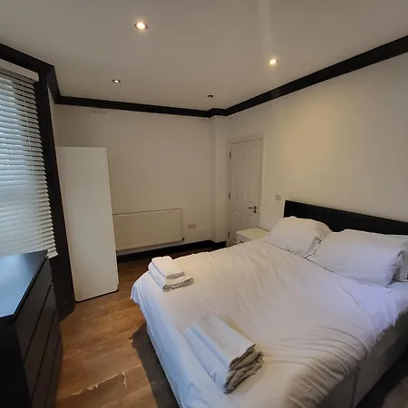 Large 4 Bedroom House In London