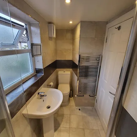 Large 4 Bedroom House In Apartment *