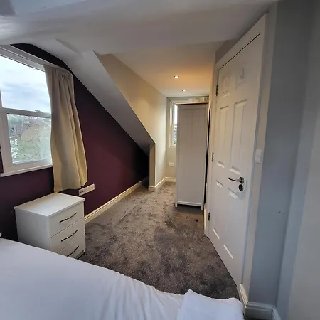 Apartment Large 4 Bedroom House In