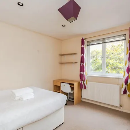 Holiday home Homely 3 Bedroom House With A Garden
